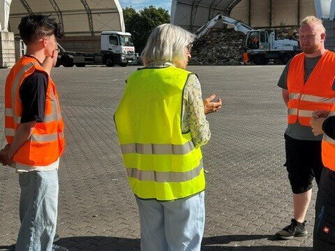 Einweisung der Azubis durch Frau Kaupert auf dem Gelände