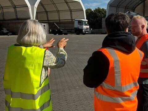 Frau Kaupert erklärt das Verhalten auf dem Gelände